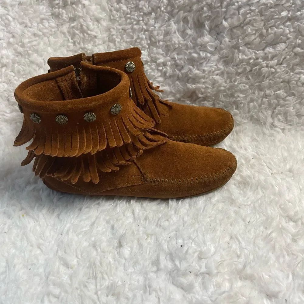 Minnetonka leather suede tan double layers of fringe ankle boots size 6